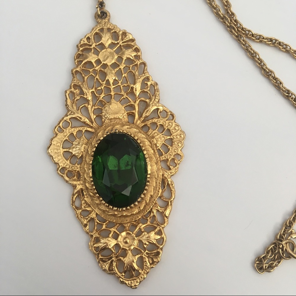 ✂️ Vintage Necklace with pendant Emerald Stone